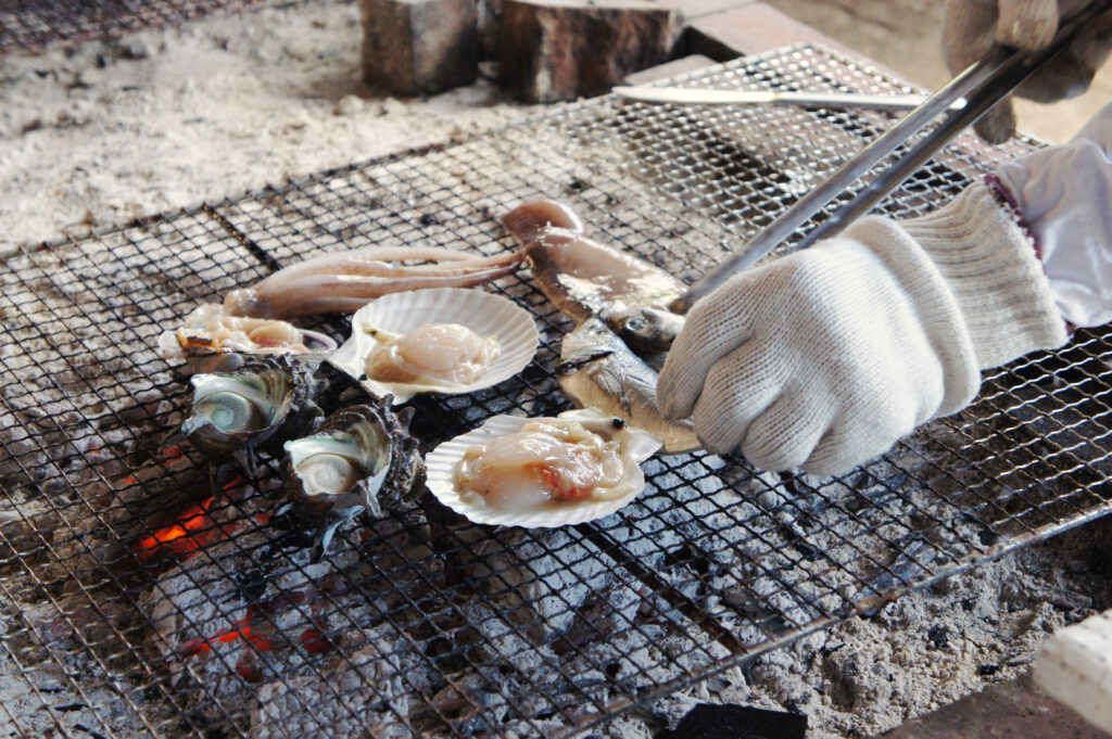 Various kinds of seafood are grilled over charcoal.